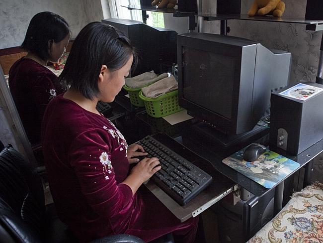 Mädchen sitzt am Computer ohne Strom